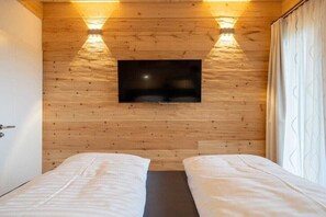 4 bedrooms, free WiFi, bed sheets - Holiday home with 3 bedrooms (Meßstetten)