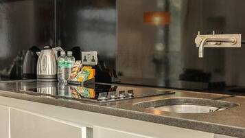 Microonde, forno, piano cottura, lavastoviglie