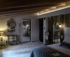 Room 5 | Minibar, in-room safe, blackout drapes, soundproofing