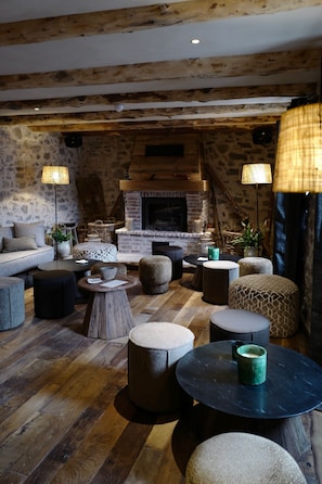 2 bars/lounges, poolside bar