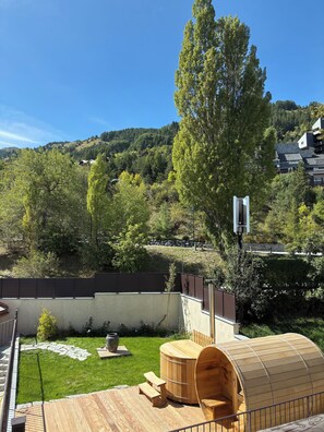 Room 8 | View from room - Hotel Le Prieure - 1500m (Uvernet-Fours)