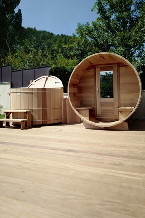 Outdoor spa tub - Hotel Le Prieure - 1500m (Uvernet-Fours)