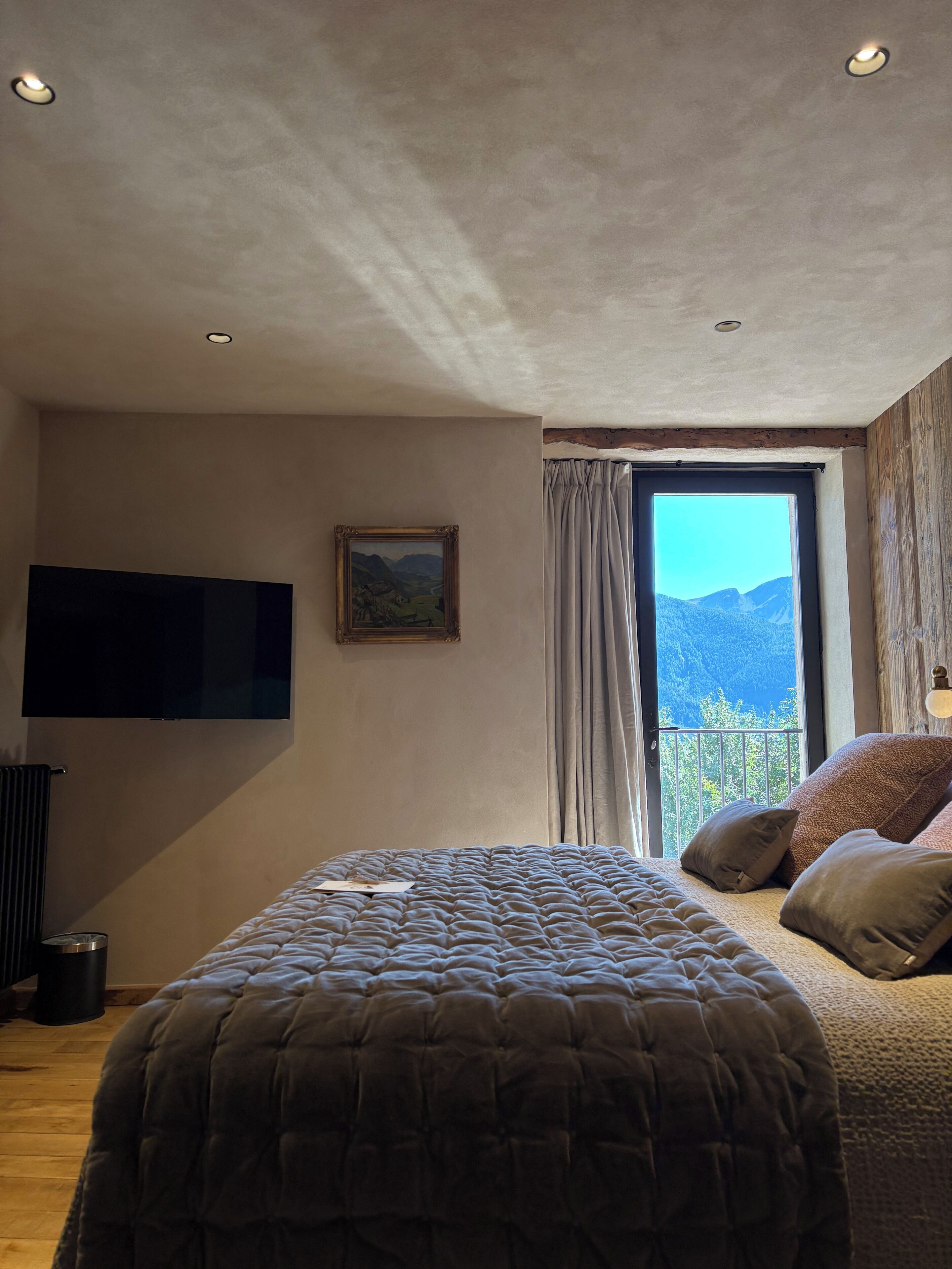 Kamar Double Deluks, pemandangan gunung | Minibar, brankas, tirai kedap cahaya, dan kedap suara