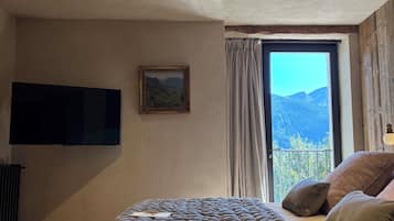 Kamar Double Deluks, pemandangan gunung | Minibar, brankas, tirai kedap cahaya, dan kedap suara