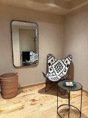 Habitació doble Deluxe, vistes a la muntanya | Sala d'estar | Televisor de pantalla plana de 100 cm amb canals digitals i Netflix