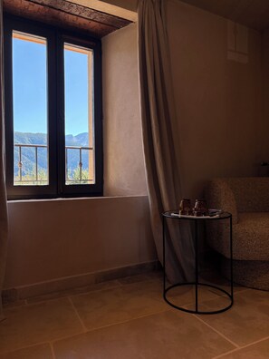 Deluxe Double Room, Mountain View | Living area | 100-cm flat-screen TV with digital channels, Netflix, streaming services
