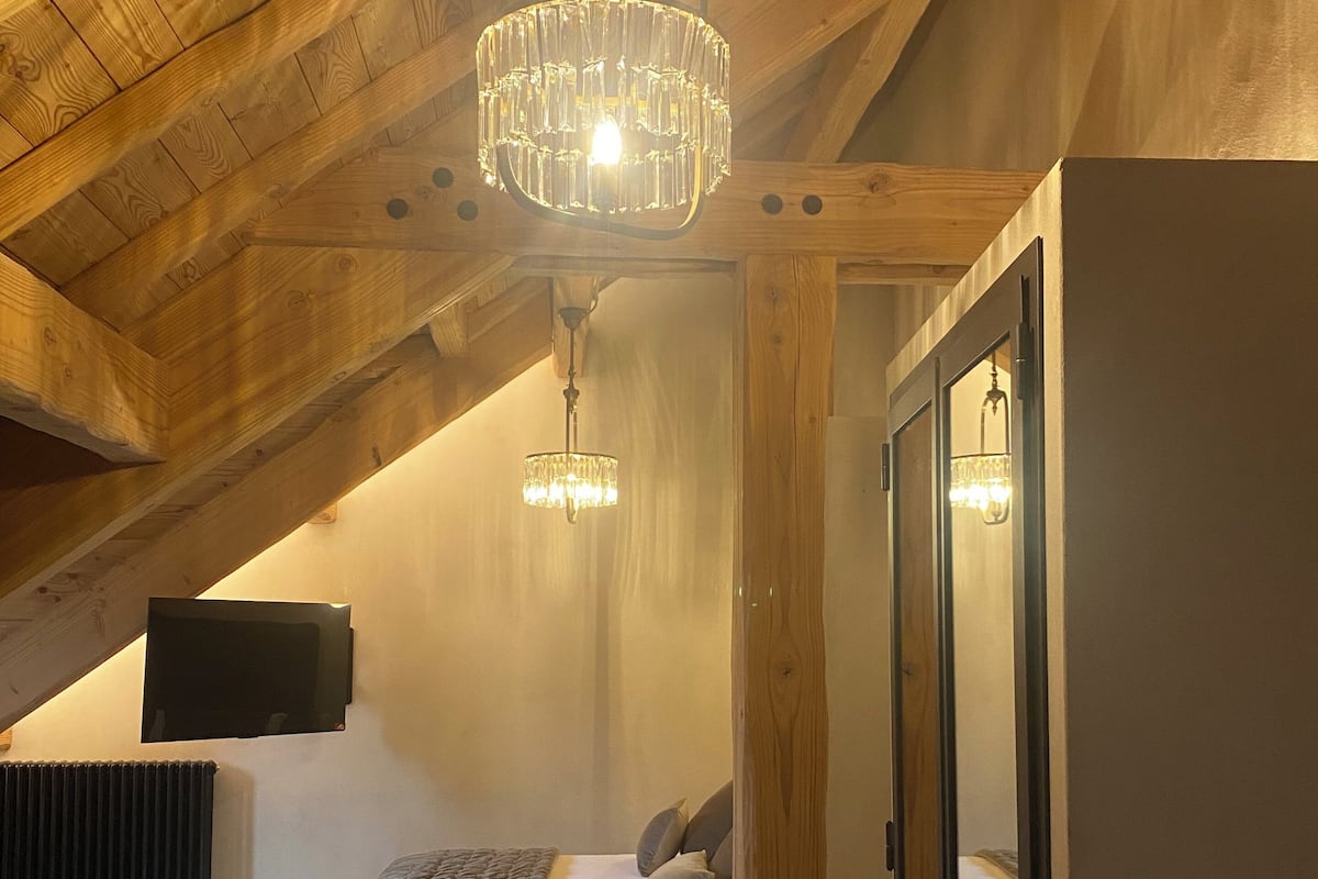 Habitació doble Deluxe, vistes a la muntanya | Minibar, caixa forta a l'habitació i cortines opaques