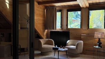 Kamar Double Eksklusif, pemandangan gunung | Area keluarga | Televisi layar datar 100-cm dengan saluran TV digital dan Netflix