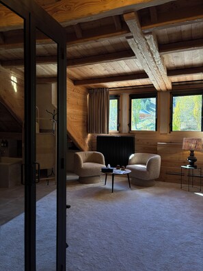 100-cm flat-screen TV with digital channels, Netflix, streaming services - Hotel Le Prieure - 1500m (Uvernet-Fours)