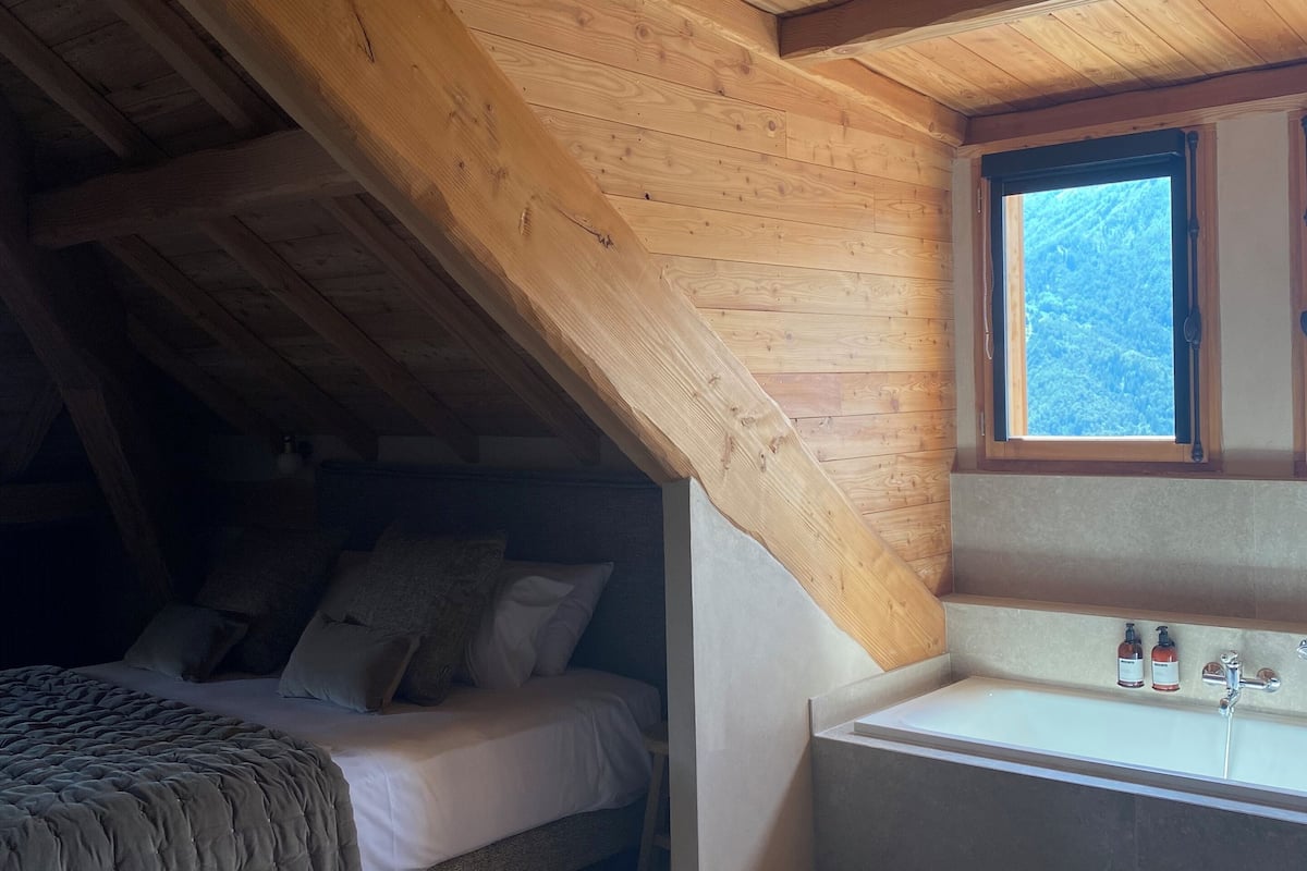 Habitació doble Deluxe, 1 llit de matrimoni gran i sofà llit, vistes a la muntanya | Minibar, caixa forta a l'habitació i cortines opaques