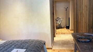 Deluxe Double Room, Mountain View | Living area | 100-cm flat-screen TV with digital channels, Netflix, streaming services