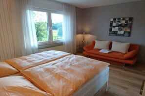 8 bedrooms, desk, iron/ironing board, free WiFi - Holiday home with 8 bedrooms (Erndtebrück-Birkelbach)