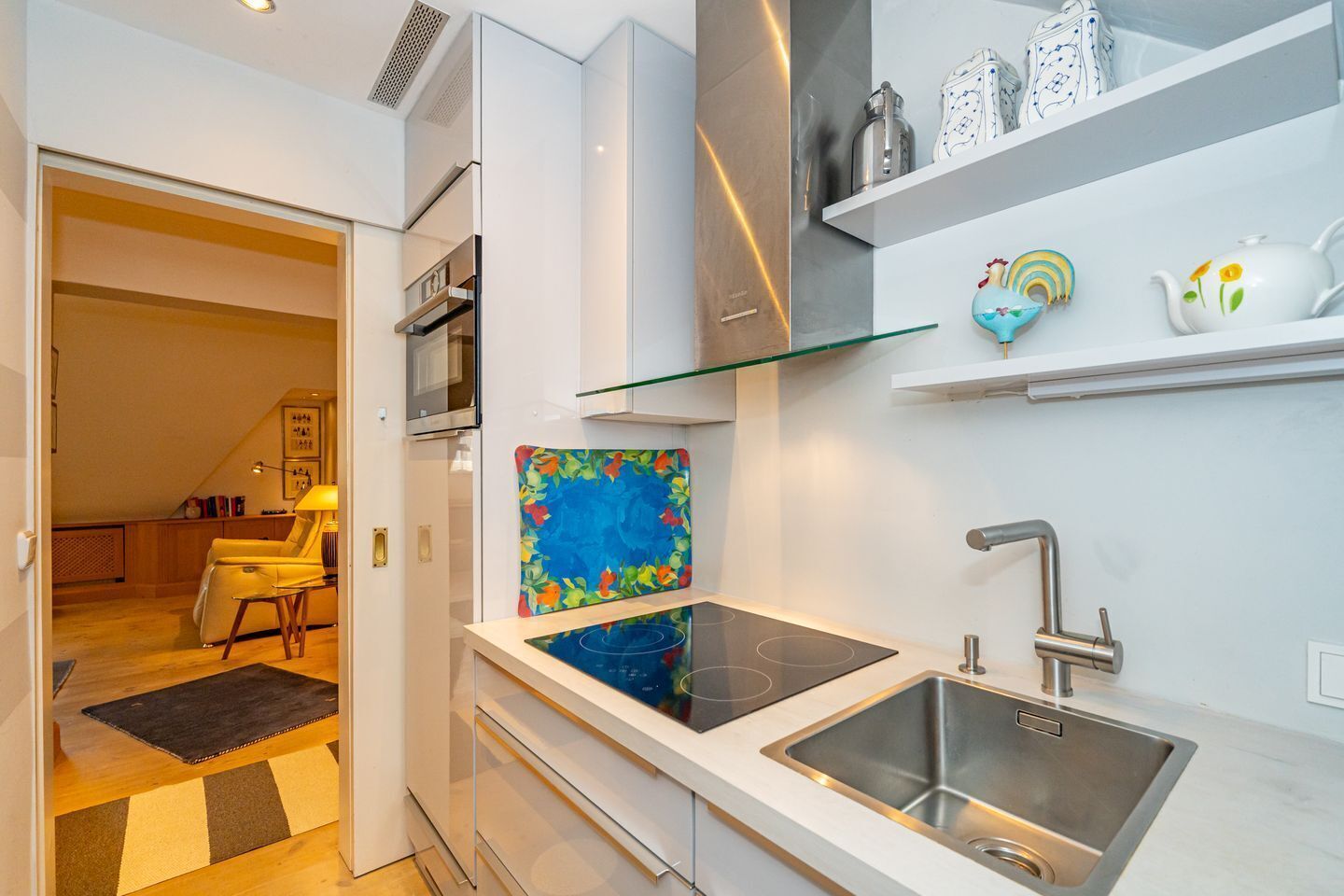 Kühlschrank, Mikrowelle, Herdplatte, Geschirrspüler