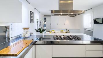 Frigorifero, microonde, forno, piano cottura