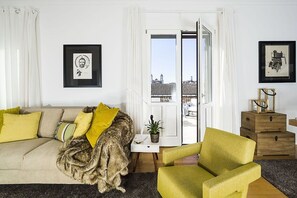 TV, fireplace, stereo