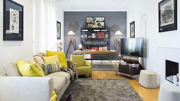 TV, caminetto, impianto stereo