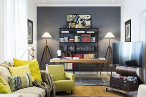 TV, fireplace, stereo