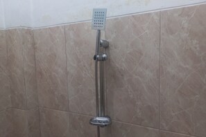 Quarto casal standard | Banheiro | Chuveiro, toalhas de banho