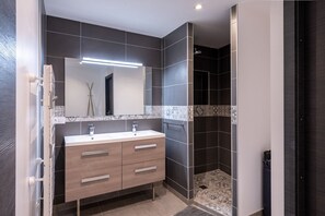Shower, hair dryer, toilet paper - Le Mas Moon -Drôme provençale- (Colonzelle)