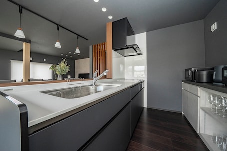 Refrigerador, microondas, placa de cocina