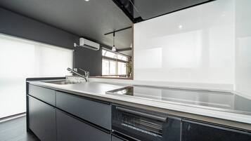 Refrigerador, microondas, placa de cocina