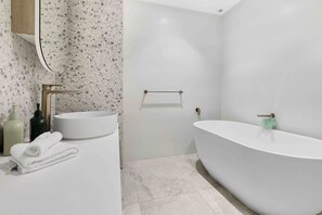 Ducha, secador de pelo, toallas