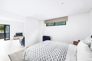 Tabla de planchar con plancha, wifi y ropa de cama 