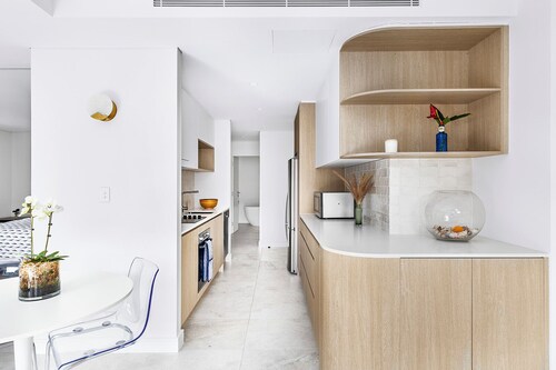 Luxe at Kings – Spacious 1BR Guest Suite with Pool & Garden Access