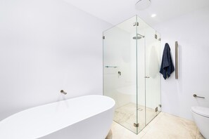 Een douche, een haardroger, handdoeken