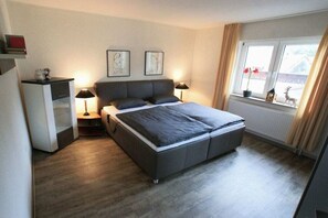 2 bedrooms, iron/ironing board, Internet, bed sheets