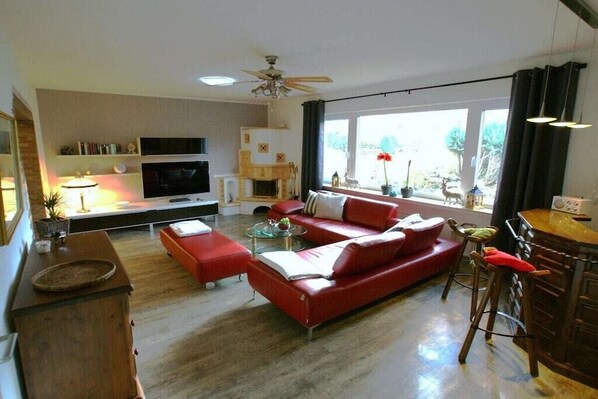 Téléviseur connecté, foyer, jeux vidéo, lecteur de DVD