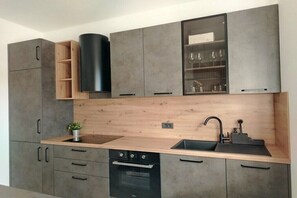 Kühlschrank, Herdplatte, Geschirrspüler, Toaster