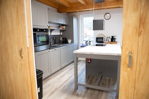 Frigorífico, microondas, placa de cocina y cafetera o tetera