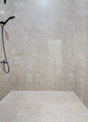 Douche, serviettes fournies