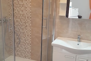 Douche, sèche-cheveux