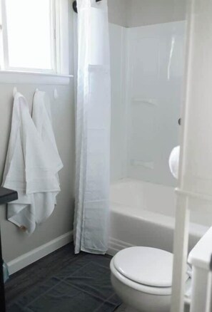 Séchoir à cheveux, serviettes fournies, savon, papier de toilette