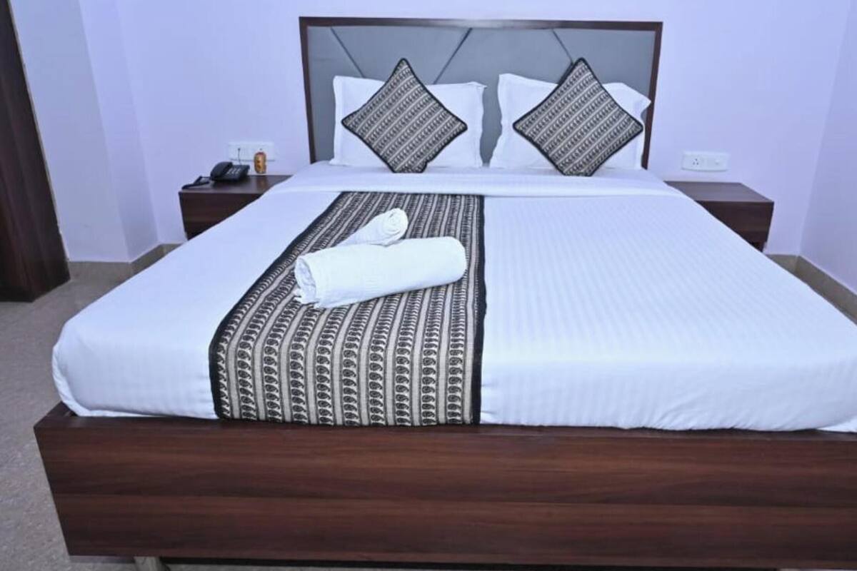 Deluxe Room, City View | Free WiFi, bed sheets