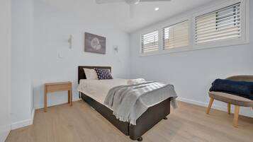 3 bedrooms, iron/ironing board, internet, bed sheets