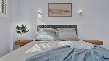 3 bedrooms, iron/ironing board, internet, bed sheets