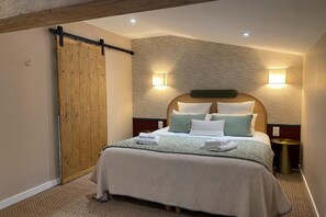 6 chambres, bureau, lit parapluie, draps fournis