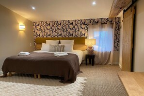 6 bedrooms, desk, travel crib, bed sheets