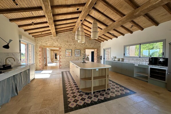 Réfrigérateur, micro-ondes, four, plaque de cuisson