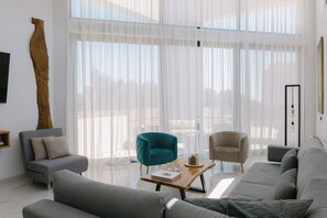 TV connectée, livres, chaîne hi-fi