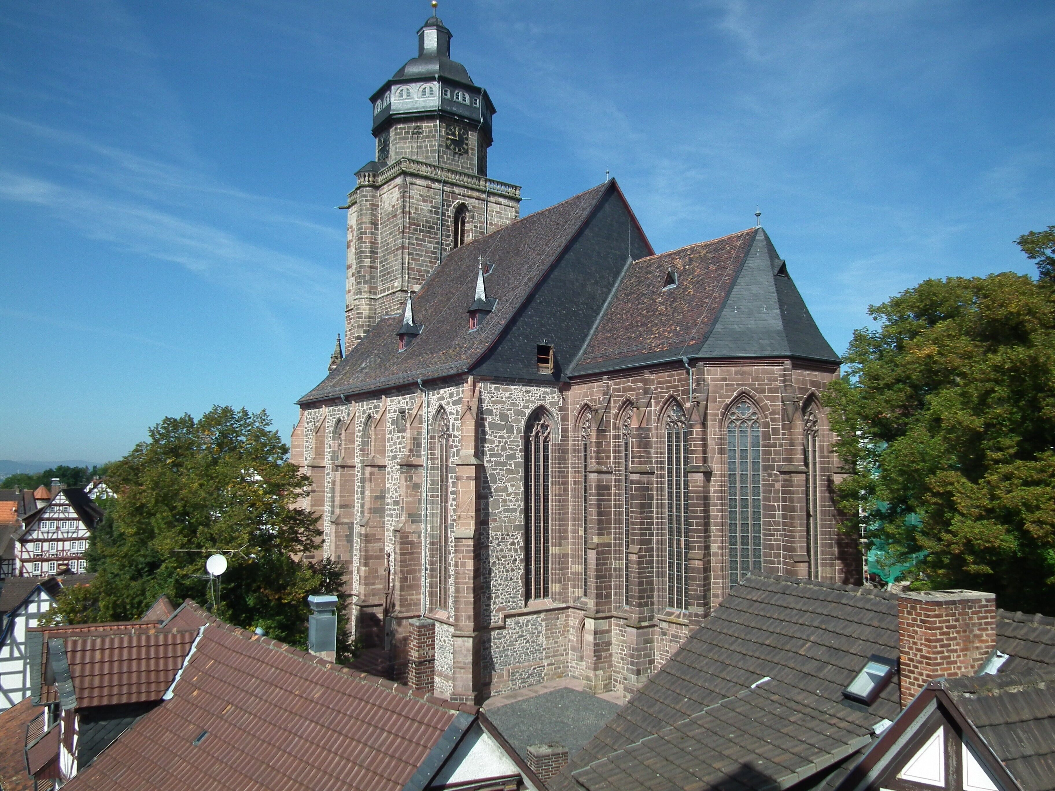 Une église historique dotée d’un clocher imposant et de grandes fenêtres.