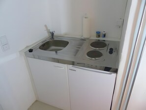 Geladeira, micro-ondas, cooktop, cafeteira/chaleira