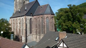 A church with a prominent tower and large arched windows. - Apartment 'Pilgerzimmer' with Wi-Fi (Homberg (Efze))