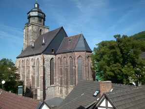 A church with a prominent tower and large arched windows. - Apartment 'Pilgerzimmer' with Wi-Fi (Homberg (Efze))