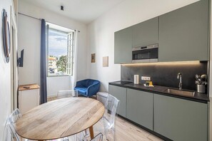 Kühlschrank, Mikrowelle, Herdplatte, Geschirrspüler