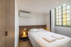 2 bedrooms, desk, iron/ironing board, internet