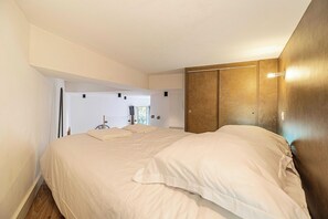 Skrivebord, strykejern/-brett, wi-fi (inkludert) og sengetøy